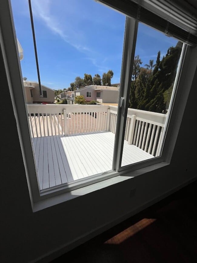 Building Photo - 3 bed 1.5 bath 2 story condo in Park Place...