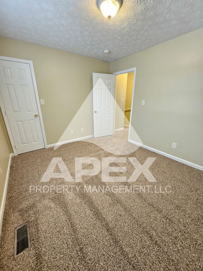 Building Photo - MOVE-IN SPECIAL,NO RENT TIL JUNE 1ST! - Nice 2 Bd | 1.5 Ba Townhouse in West Knox Condo Community!