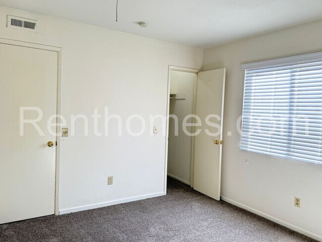 Building Photo - 1553 Palomar Dr