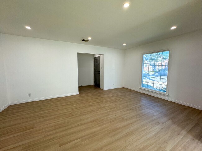 Building Photo - 10419 S Gramercy Pl