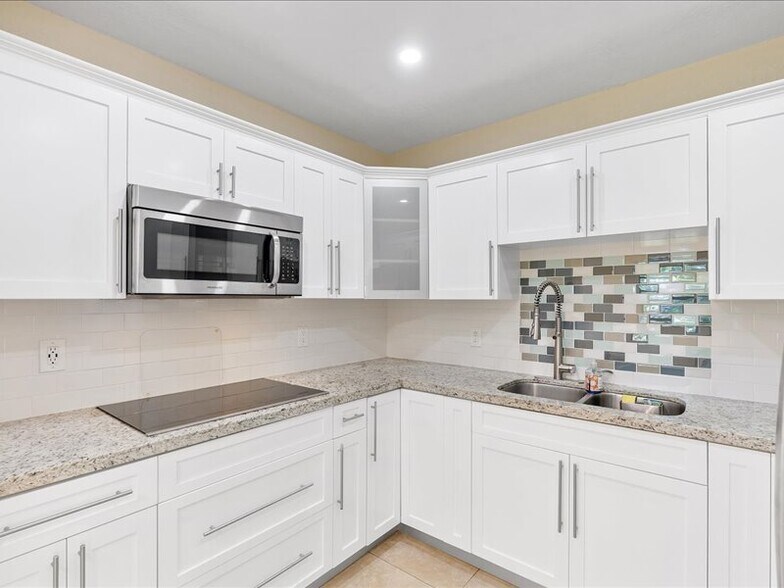 Kitchen - 6470 SW 38th St