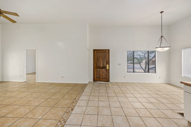 Building Photo - 4 bedroom home in Central Tucson
