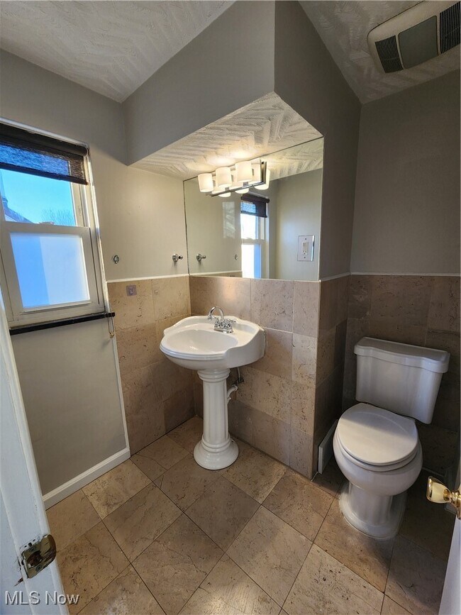 Building Photo - 2452 Bromley Rd