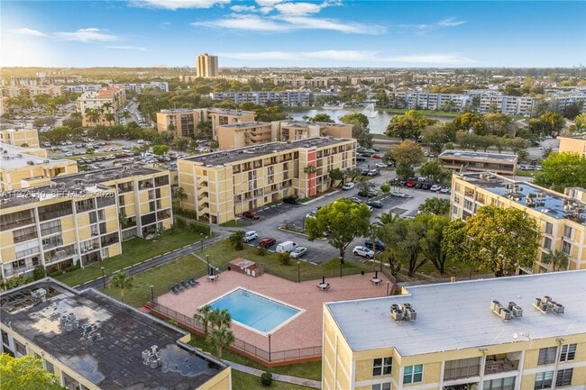 Building Photo - 9210 Fontainebleau Blvd