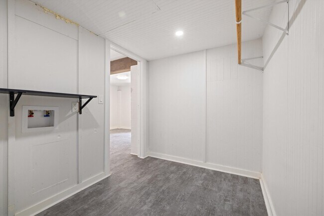 Building Photo - 370 Ling St