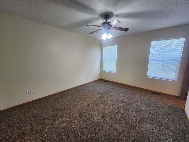 Building Photo - Enjoy comfortable living in this spacious all-electric home