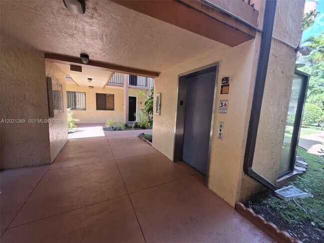 Building Photo - 5560 W 21st Ct