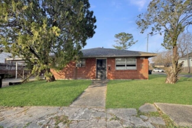 Building Photo - 5335 Burgundy St