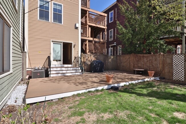 Building Photo - 358 Dorchester St