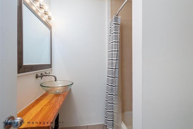 Building Photo - 1469 Lusitana St