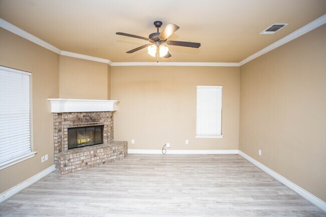 Building Photo - Charming 4 Bedroom, 2 Bath Two-Story Duplex