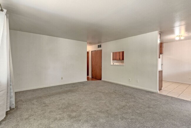 Building Photo - Students Welcome! Great Location!