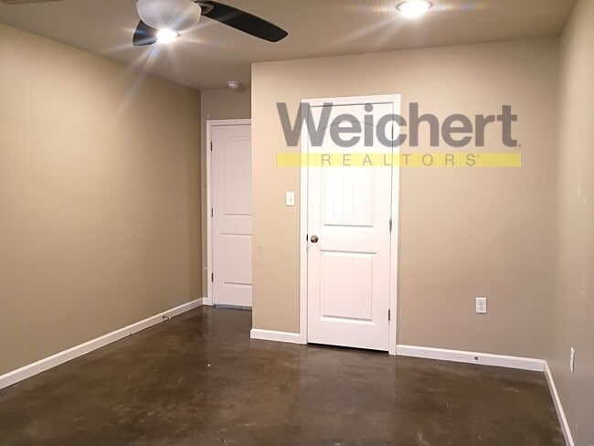 Building Photo - Spacious 3-Bed, 2-Bath Home in a Quiet Neighborhood