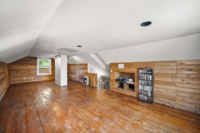 Building Photo - 4 Bed 2.5 Bath Home with a large backyard ...