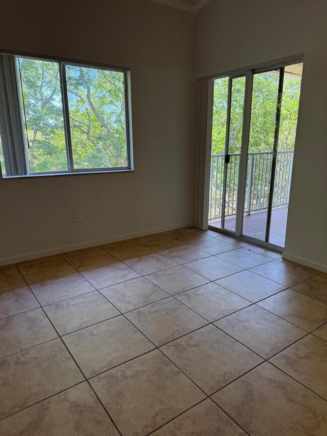 Building Photo - 2941 Riverside Dr