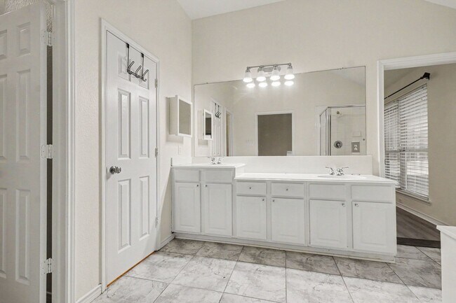 Building Photo - 1707 Briarhollow Dr