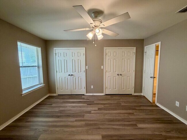 Building Photo - 2 Bedroom, 2 Bathroom Duplex!