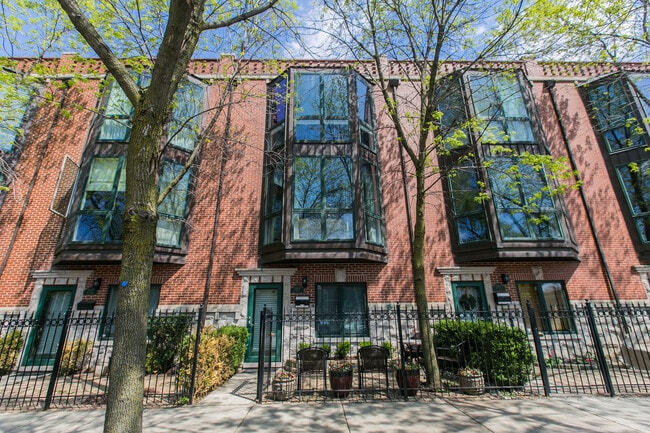 Building Photo - 2005 N Hoyne Ave