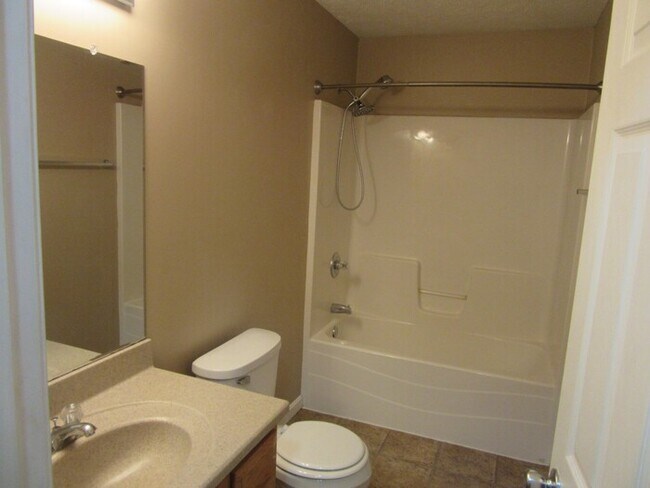 Building Photo - Large 5 Bedroom, 2 Bathroom Eastside Home - Pets Welcome*