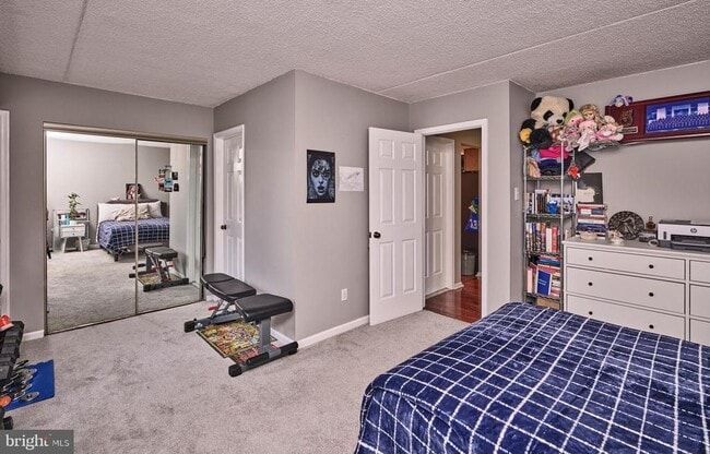 Building Photo - 61 Hermitage Dr