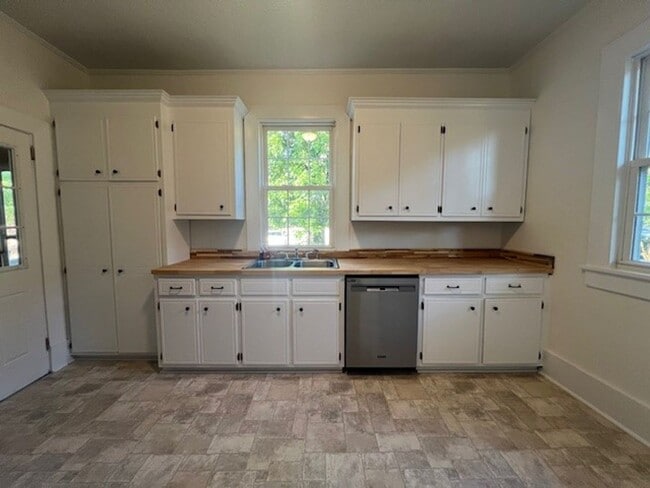 Building Photo - 3 Bedroom, 1 Bath Home