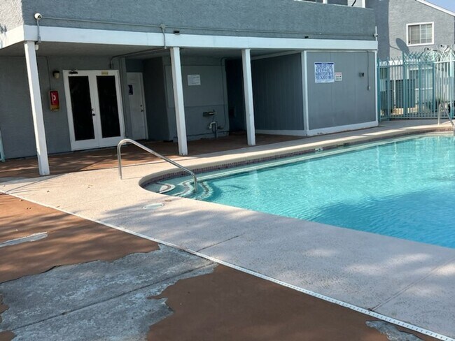 Building Photo - Best kept Fourplex- Mature Landscaping