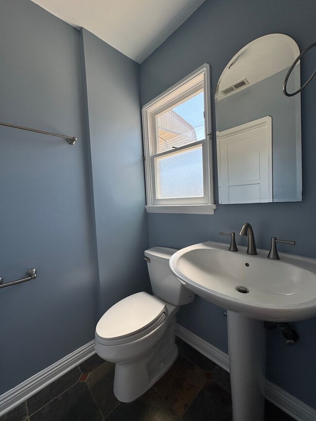 Building Photo - LOVELY 4BD 1,5BA HOME W/Large Backyard