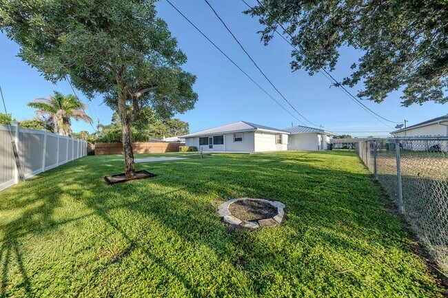 Building Photo - 651 SE Degan Dr