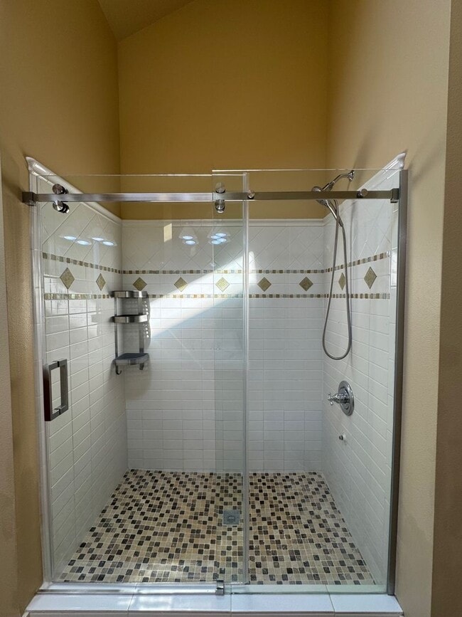Building Photo - Cozy 3 bed 2.5 bath townhome on North Quee...