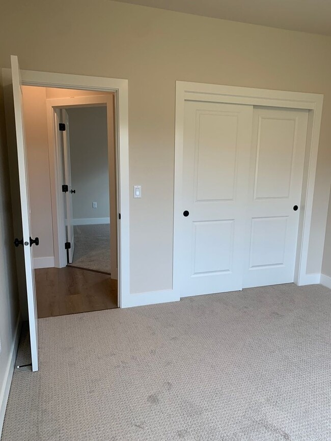 Building Photo - 3 Bedroom 2 Bath Single Family home with L...