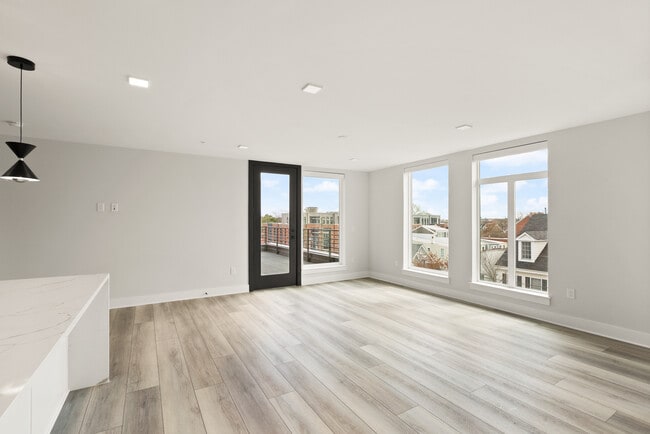 Building Photo - 701 N Henry St