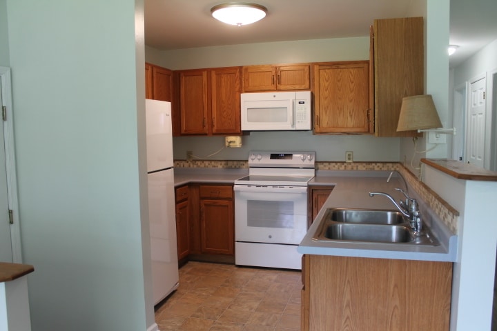 Kitchen - 553 Gordon Rd
