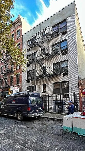 Building Photo - 32 Cornelia St