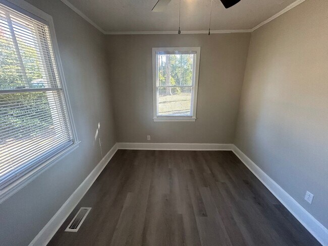 Building Photo - 803 Center St