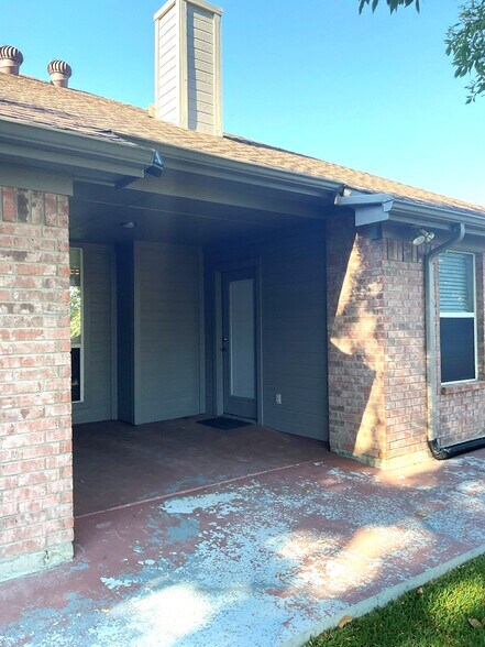 Building Photo - 708 Ridgehill Dr