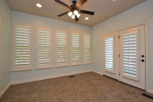 Building Photo - Stunning 6 bedroom 3 bathroom home in Daybreak South Jordan!!!