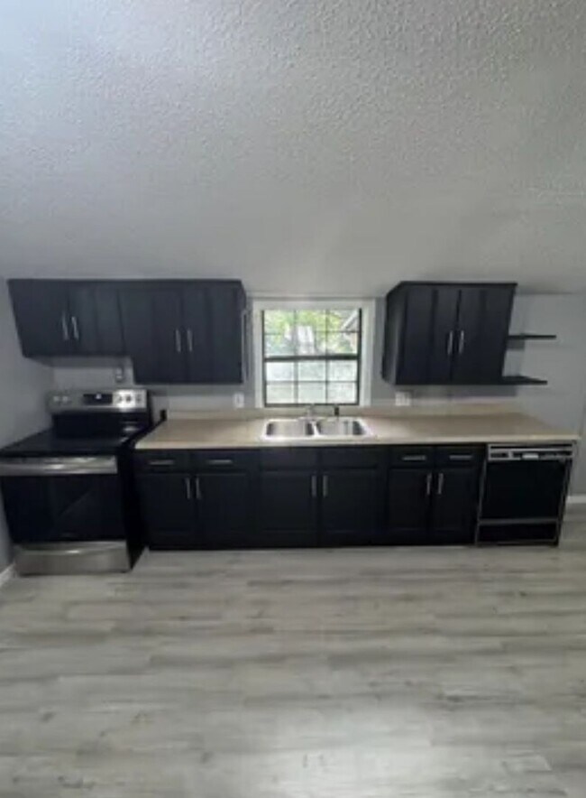 Building Photo - 3 bedroom/1 bath house for rent