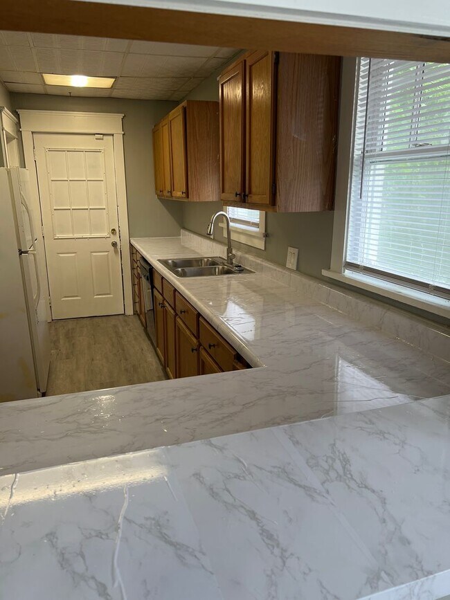 Building Photo - Charming 3-Bedroom/ 1 Bathroom house located in the heart of Topeka