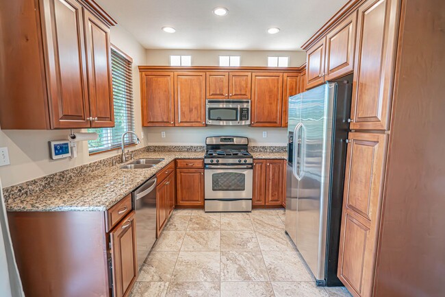 Building Photo - Charming 2-Bedroom Townhome in Valencia with Backyard & Community Amenities!