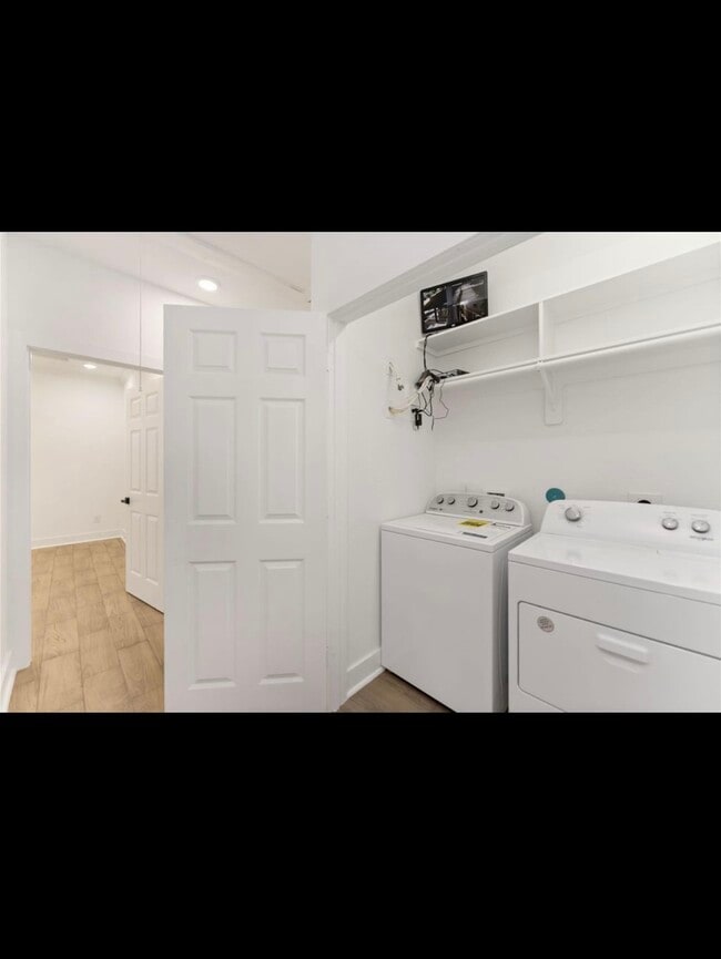 Building Photo - 6726 Paris St