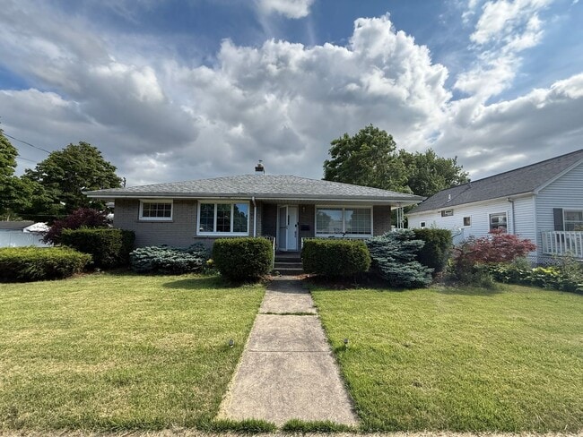 Building Photo - 3 bedroom 2 bath in the heart of Niagara F...