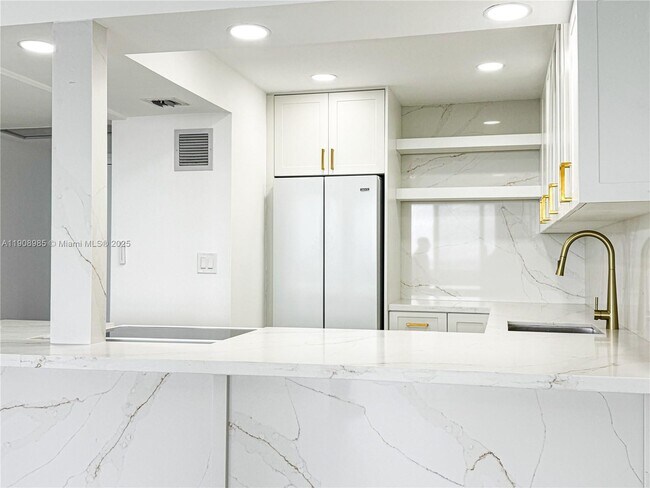 Building Photo - 3140 S Ocean Dr