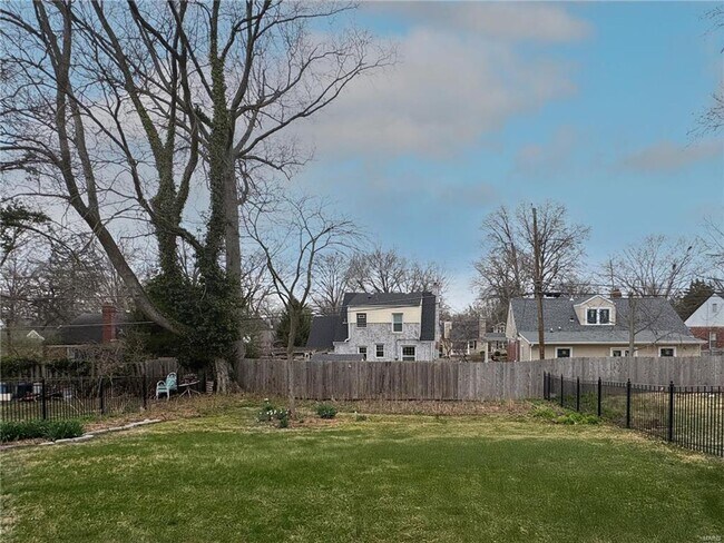 Building Photo - 729 Luckystone Ave