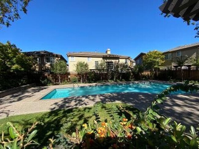 Building Photo - 3 Bed 3.5 Bath + Loft, In Downtown Danvill...