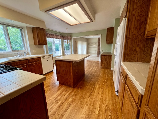 Building Photo - Spacious 4-Bed Retreat with Guest Suite & Fireplace