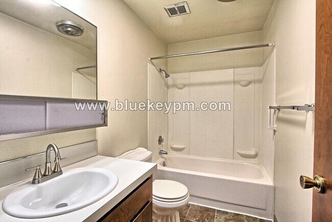 Building Photo - Unit #4- 2 Bed, 1 Bath Unit in Battle Ground in a 55+ Complex 2 blocks off Main Street