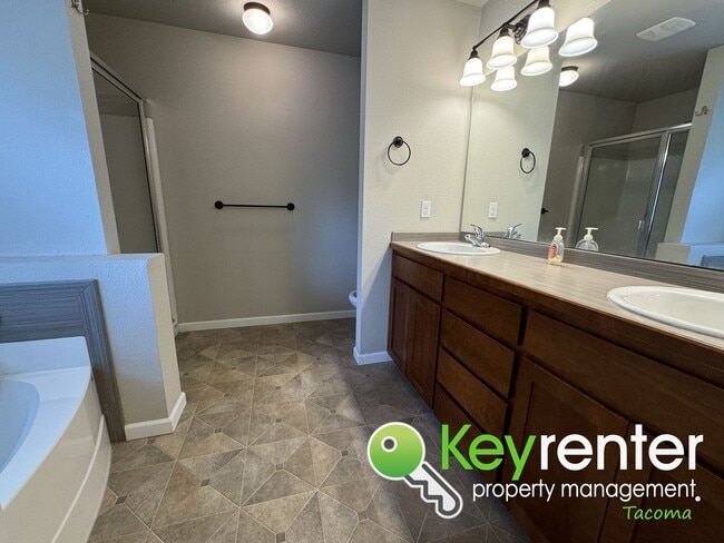 Building Photo - Unique Parkland 4 Bedroom 3 Bath Spacious ...
