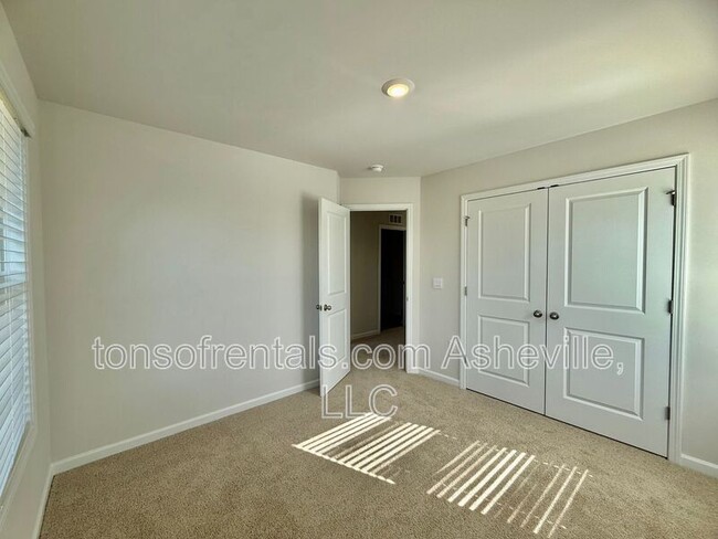 Building Photo - 216 Vly Breeze Rd