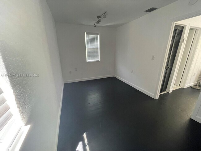 Building Photo - 210 NE 110th St