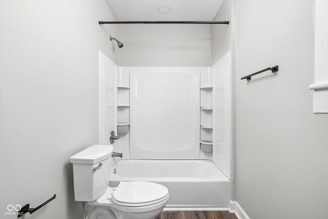 Building Photo - 413 E Caven St